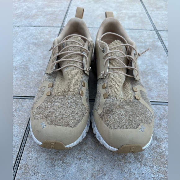 On running Cloud shoes - Picture 3 of 15